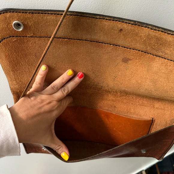 Vintage 70s tooled brown natural leather flap crossbody purse of clutch - Picture 5 of 8